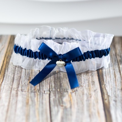 Ligadura branca e azul com laço e pendente em forma de coração