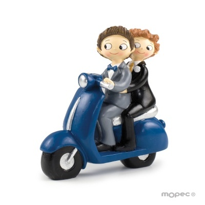 Figura decorativa de casal em mota azul com roupas formais