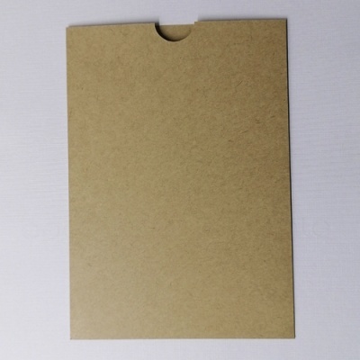 Envelope kraft castanho claro com recorte semicircular