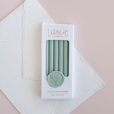 Pacote branco com 6 paus de cera verde claro para selos e selo decorativo com desenho floral