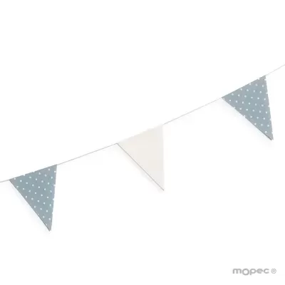 Bandeirolas triangulares em tecido azul com pontos brancos e branca