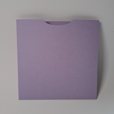 Envelope quadrado lilás com recorte semicircular na aba superior