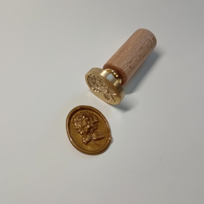 Selo de cera dourado com carimbo de madeira e metal