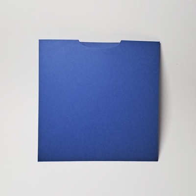 Envelope quadrado azul em papel liso