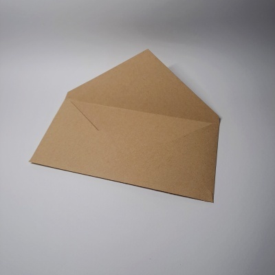 Envelope aberto castanho sobre fundo branco