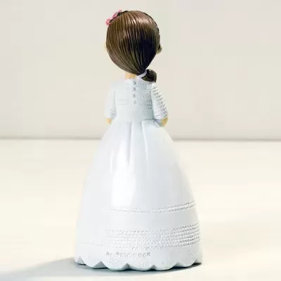 Boneca de vestido branco com cabelo castanho preso vista de costas