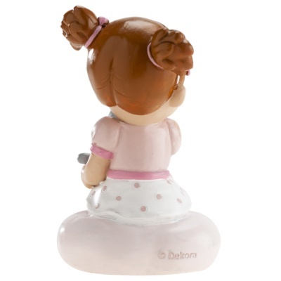 Figura decorativa de menina em resina com cabelo castanho e roupa rosa e branca.