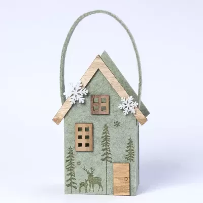 Casa decorativa de Natal verde com detalhes em madeira e flocos de neve brancos