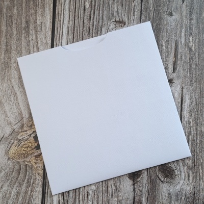 Envelope branco quadrado sobre madeira