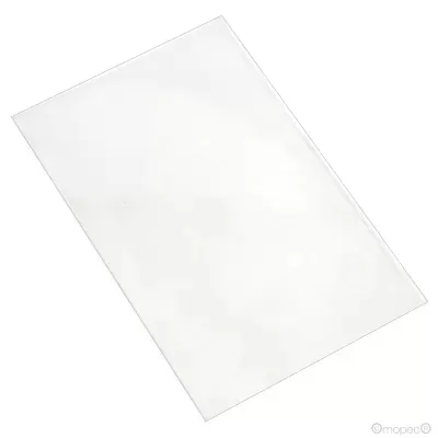 Folha de plástico transparente retangular sobre fundo branco