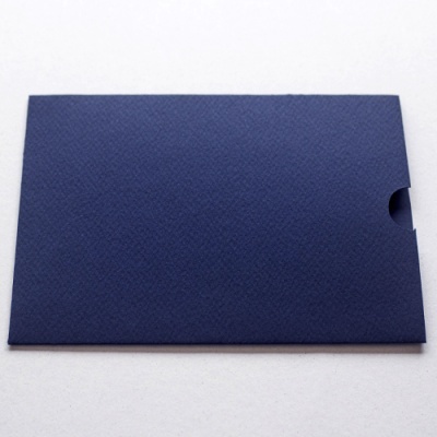 Envelope azul escuro texturado com recorte semicircular num fundo branco