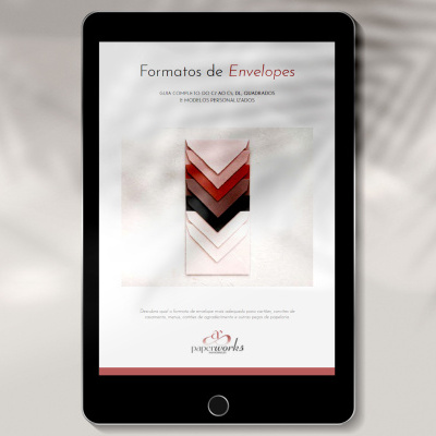 Tablet preto a mostrar uma página digital sobre formatos de envelopes com vários envelopes empilhados.
