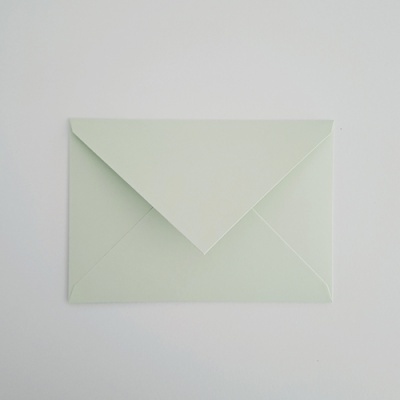 Envelope branco fechado sobre superfície branca