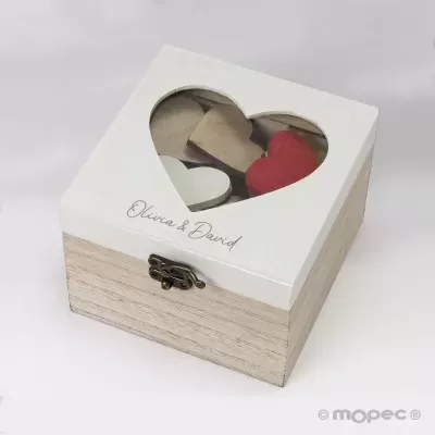 Caixa de madeira com tampa branca e coração de vidro mostrando corações decorativos