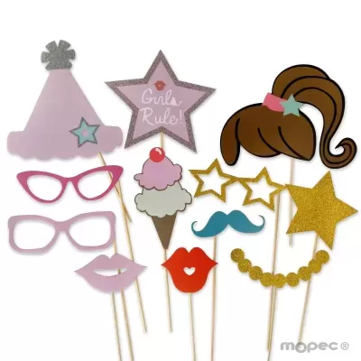 Adereços de festa em cartão colorido com palitos de madeira, incluindo chapéu, estrela, cabelo, óculos, bigode, lábios e colar.