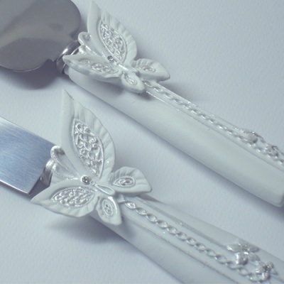 Talheres com cabos brancos decorados com borboletas prateadas