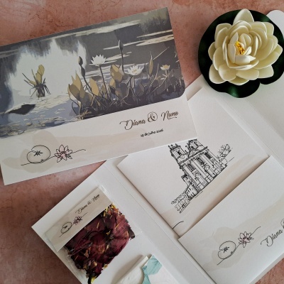 Convite de casamento com ilustrações de flores, arquitetura e saco de pétalas secas em fundo bege