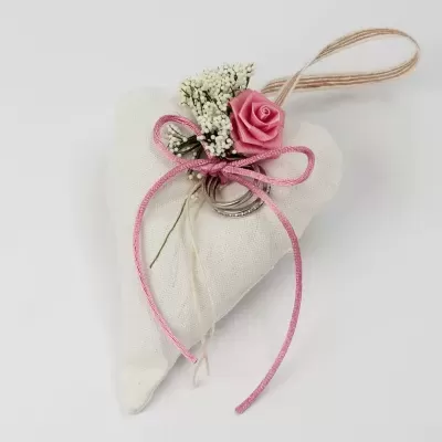 Saco decorativo em tecido branco em forma de coração com laço cor de rosa e flores artificiais