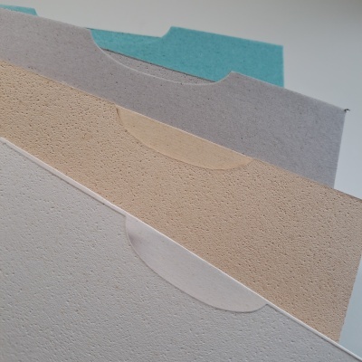 Pastas de arquivo coloridas em cartão com textura porosa