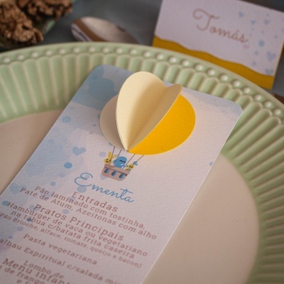 Ementa com balão 3D sobre prato verde claro texturizado