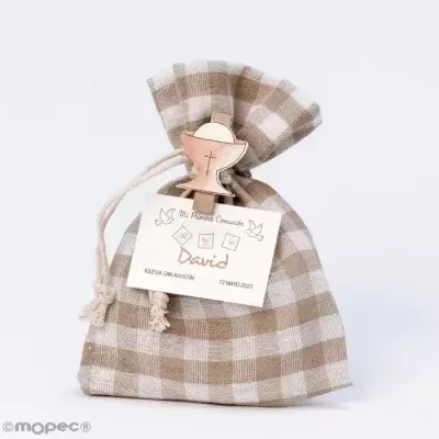 Saco de tecido xadrez branco e bege com etiqueta de primeira comunhão para David