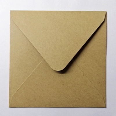 Envelope quadrado castanho claro com aba trapezoidal arredondada