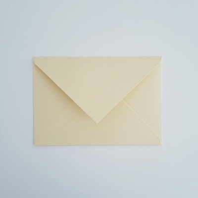 Envelope bege claro sobre superfície branca