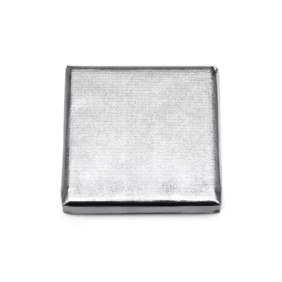 Pacote quadrado com papel prateado brilhante texturizado