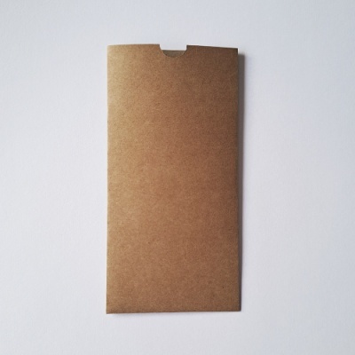 Envelope retangular de papel castanho com abertura superior em fundo branco