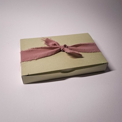 Caixa retangular de cartão com fita rosa envelhecida