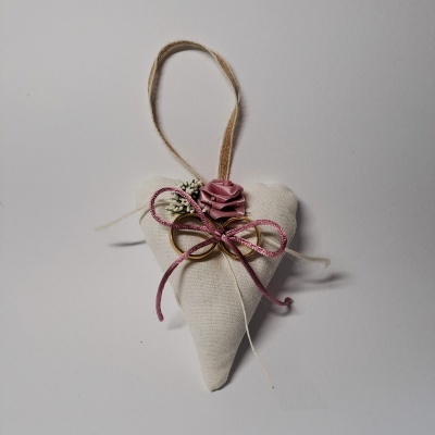 Coração decorativo em tecido com pendurador e adorno floral