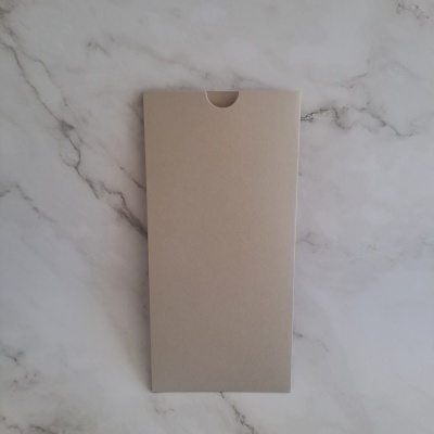 Envelope de papel castanho claro sobre superfície de mármore branco