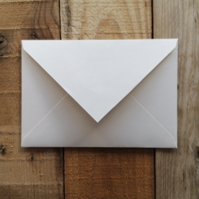 Envelope branco de papel sobre superfície de madeira