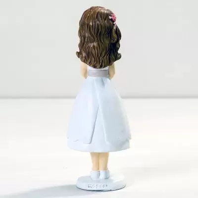 Boneca menina de costas com vestido branco e cabelo castanho cacheado