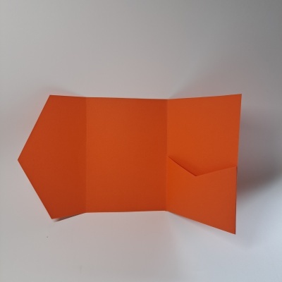 Cartolina laranja dobrada com bolso triangular