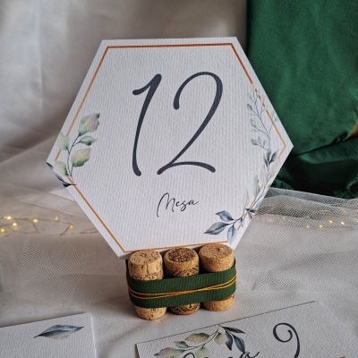 Suporte para cartão de mesa em papel decorado com rolhas de cortiça e fita verde.
