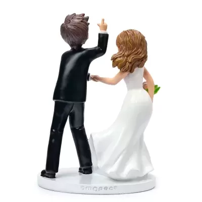 Figuras de bolo de casamento em resina de noivo e noiva vistas de costas