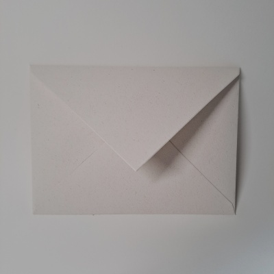 Envelope branco fechado sobre superfície branca