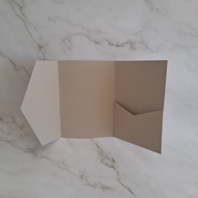 Pasta de papel cinzento aberta com bolso interno sobre superfície de mármore claro