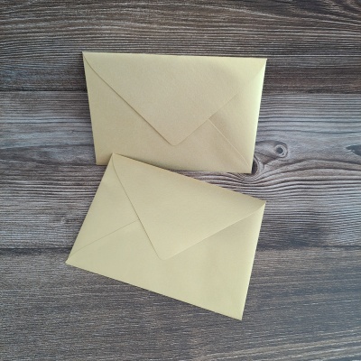 Dois envelopes amarelos sobre madeira