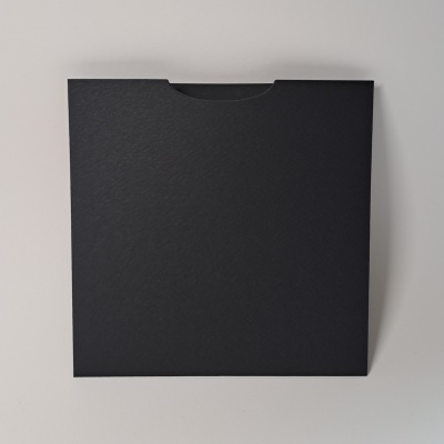 Envelope preto de papel com corte semicircular superior