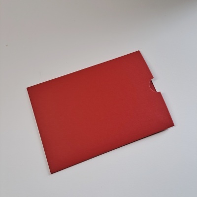 Envelope vermelho texturizado sobre fundo branco