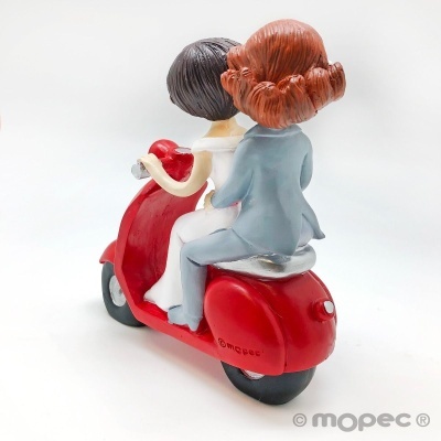 Figura decorativa de duas pessoas numa scooter vermelha