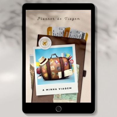 Planner de viagem digital com capa castanha, fotos, bilhetes e mapa