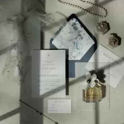 Convite casamento com envelope azul e perfume Marc Jacobs com flor branca, colar e caixa de veludo com joias