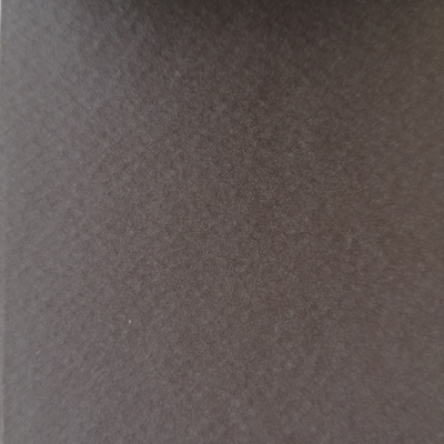 Superfície castanha texturada com padrão repetitivo