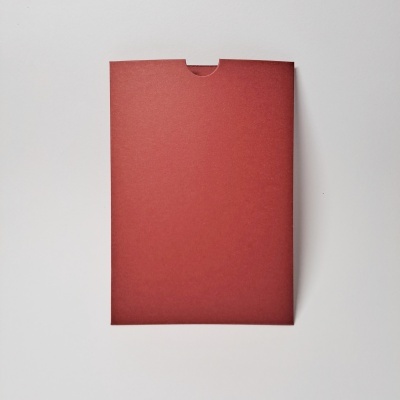 Envelope vermelho liso sobre fundo branco