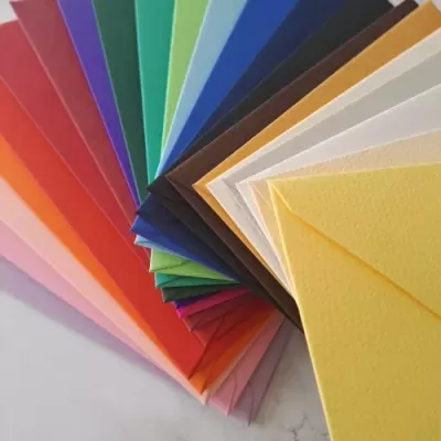 Conjunto de envelopes coloridos em papel texturizado