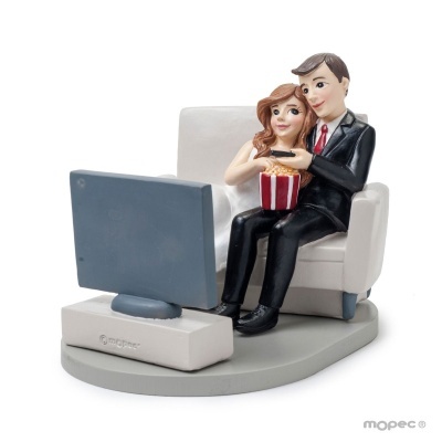 Figura decorativa casal no sofá a ver televisão com pipocas