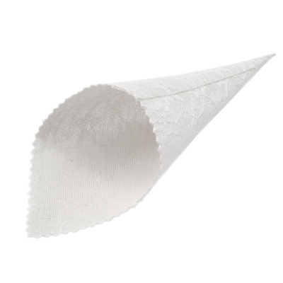 Cone de tecido branco rendado com bordas onduladas